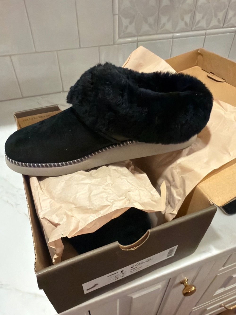 OluKai women’s Ku’i Black Fog size 9 slippers. New in box